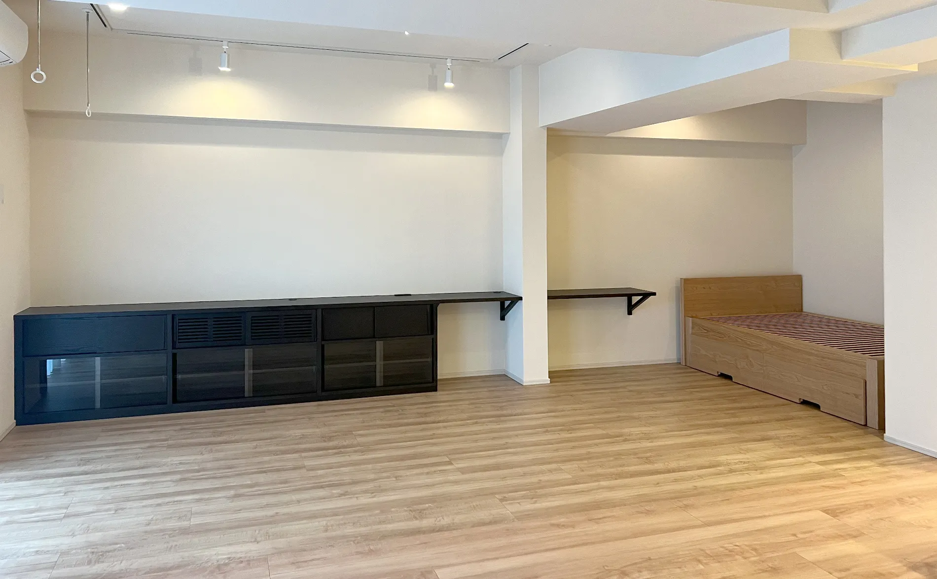 サイドボード / ベッドフレーム 01